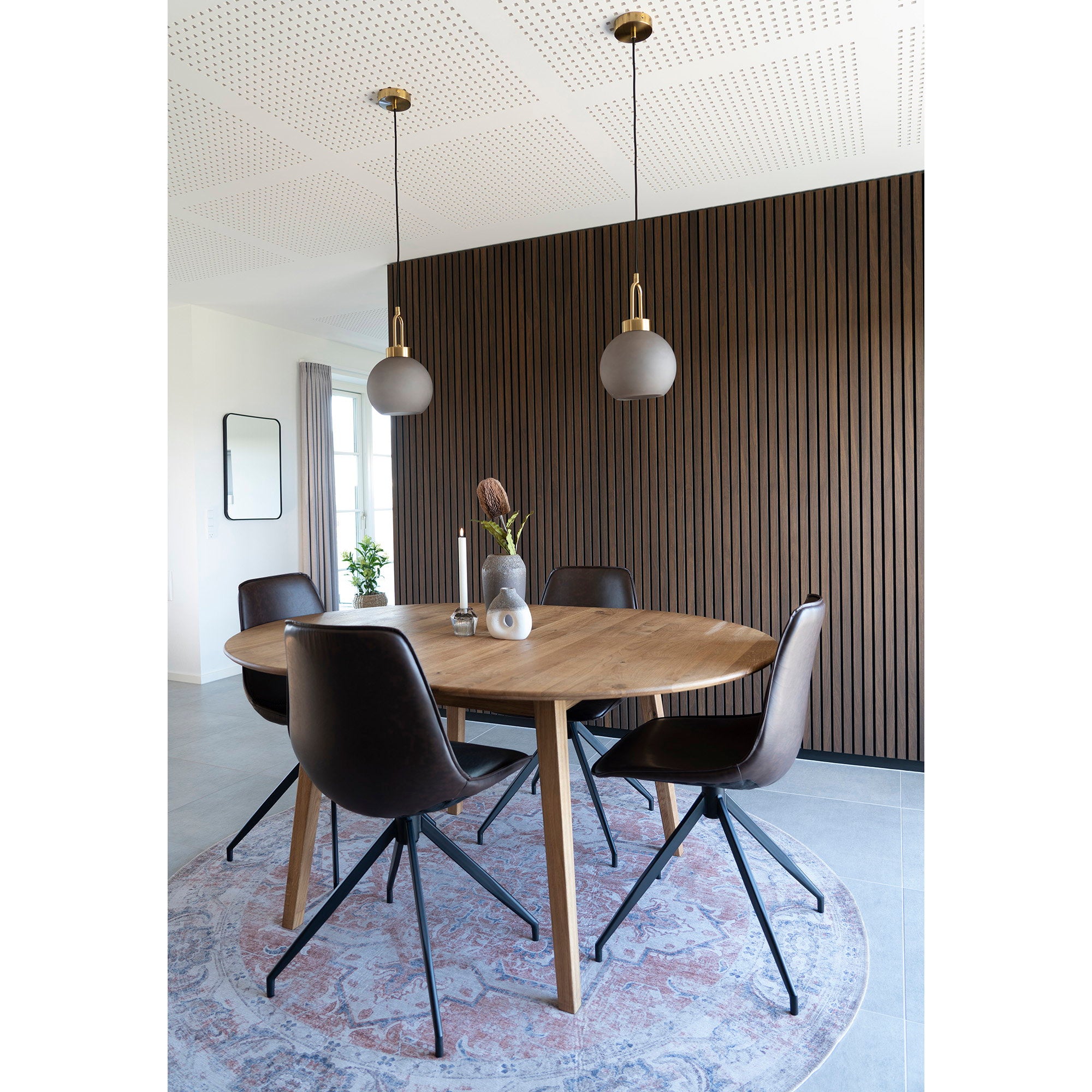 Luton Hanglamp - Mat gerookt glas, messingkleurige fitting, bolvorm Ø20 cm