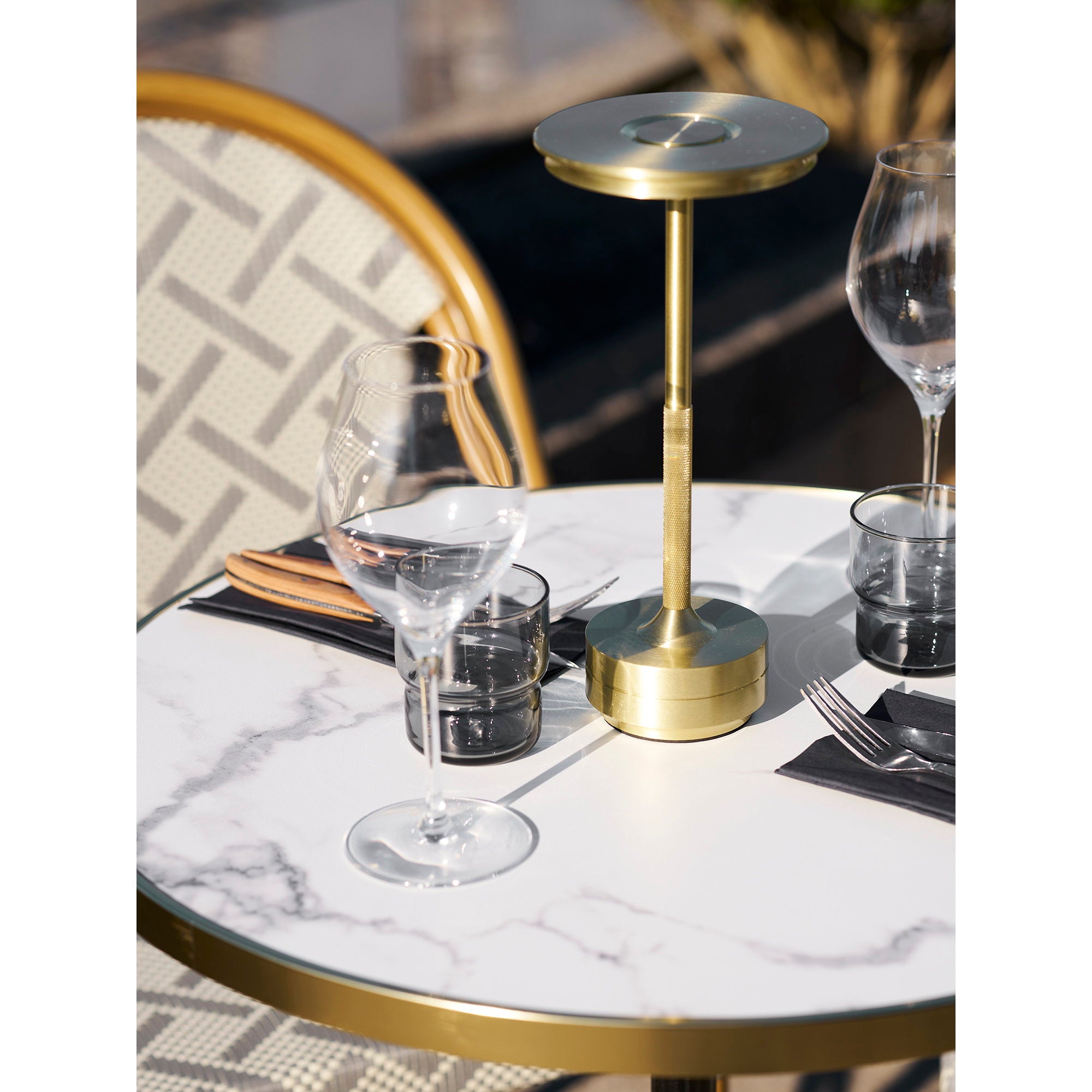 Bistrotafel - Marmerlook, wit met gouden rand, zwarte poten, gietijzer Ø60x73 cm