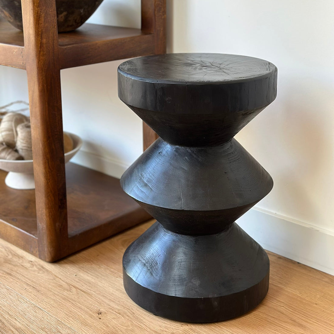Forma Rizo black teak side table